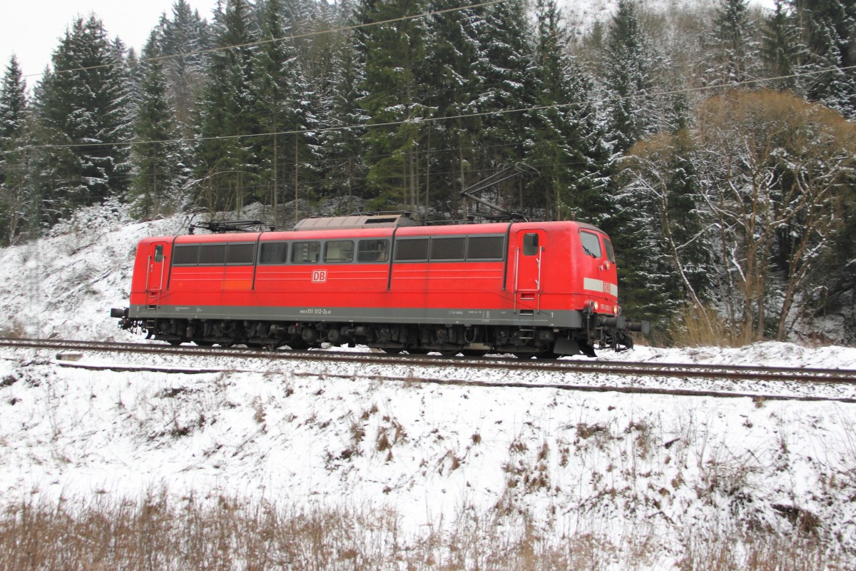 151 012-2 DB Schenker fhrt talwrts ber die Frankenwaldrampe bei Steinbach am 24.01.2015.