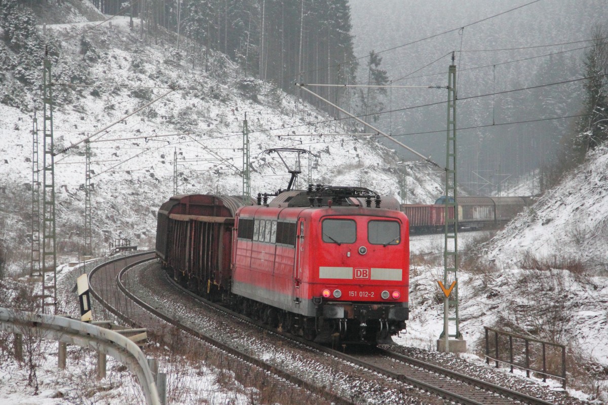 151 012-2 DB Schenker schiebt einen Gterzug ber die Frankenwaldrampe bei Steinbach am 23.01.2015.