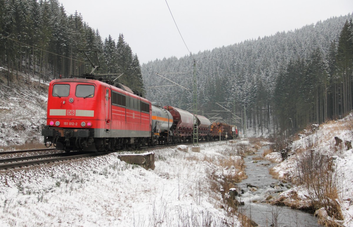 151 012-2 DB Schenker schiebt einen Gterzug ber die Frankenwaldrampe bei Steinbach am 24.01.2015.
