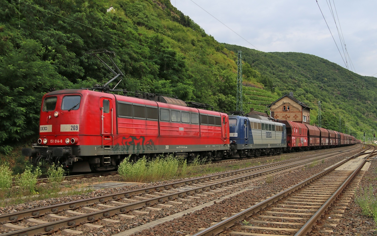 151 014-8 (RBH 269) in Doppeltraktion mit 151 081-7 (RBH 272) und Erzzug in Fahrtrichtung Koblenz. Aufgenommen am 14.07.2015 in Kaub am Rhein.