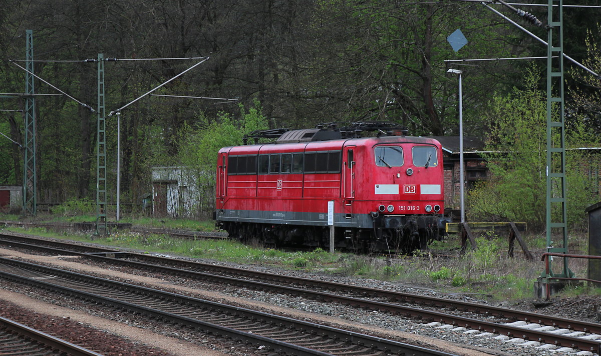 151 016-3 steht in Probstzella etwas weiter hinten abgestellt und wartet auf ihren nächsten Einsatz den Frankenwald hinauf.