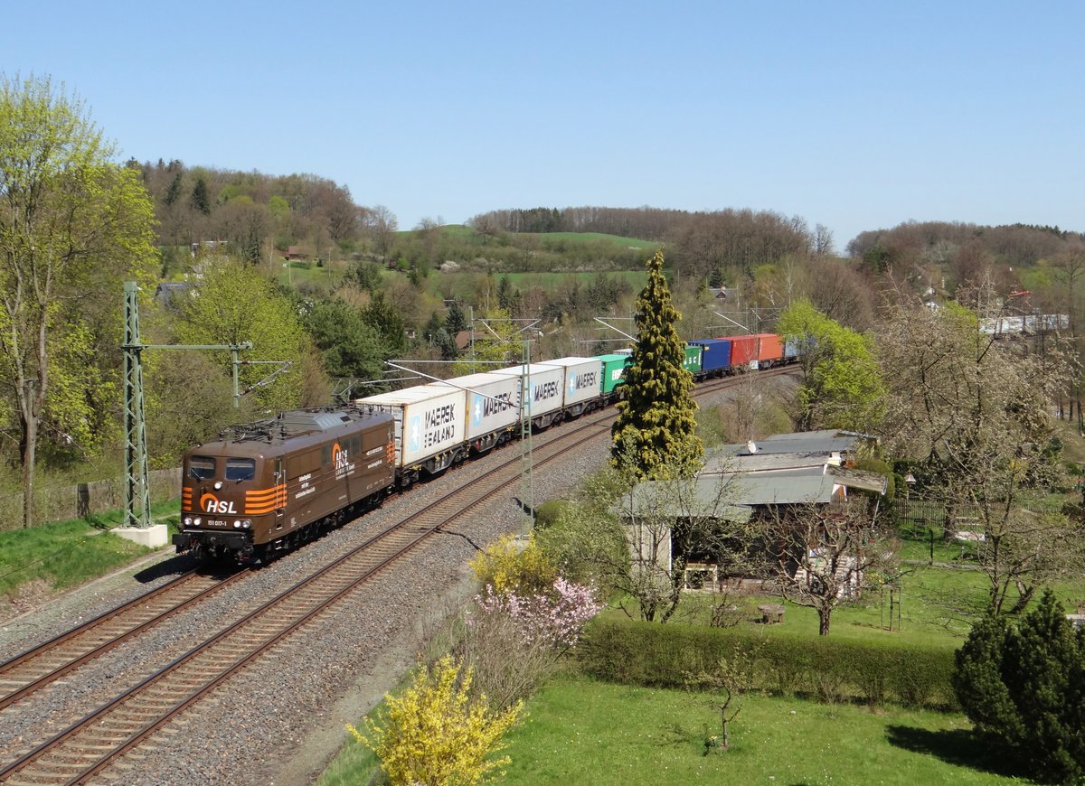 151 017-1 (HSL) hier am 21.04.16 mit einem Containerzug in Jößnitz von Glauchau/Sachs. nach Hof.