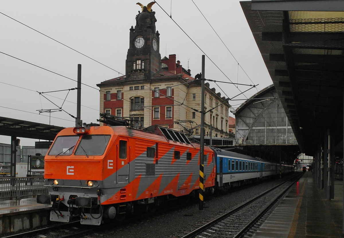 151 019-7 am 15.11.2015 im Hauptbahnhof von Prag. Im Hintergrund ein Gebäudeteil des in den Jahren 1901 - 1909 im Jugendstil umgebauten Bahnhofs.