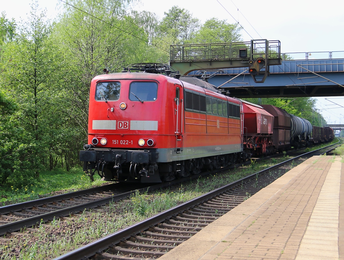 151 022-1 mit gemischtem Güterzug in Fahrtrichtung Seelze. Aufgenommen in Dedensen-Gümmer am 29.04.2014.