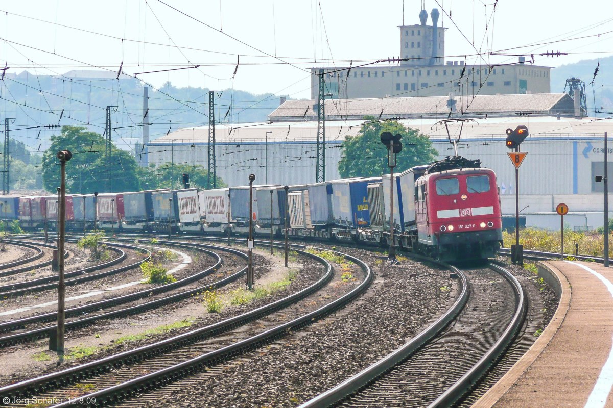 151 027 fuhr auf dem Weg nach Norddeutschland am 12.8.09 mit einem Güterzug durch den Personenbahnhof Würzburg-Zell. 