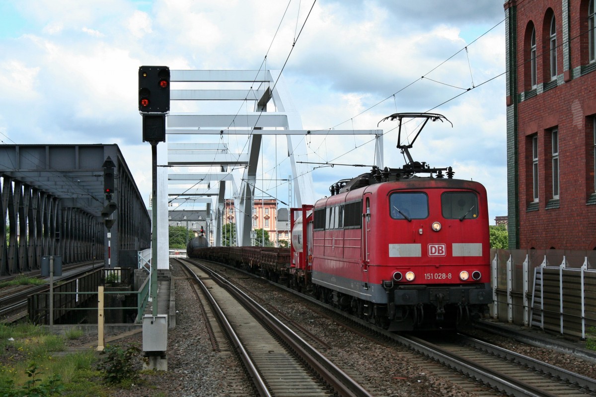 151 028-8 mit einem langen gemischten Gterzug in Richtung Norden am Nachmittag des 24.05.14 in Ludwigshafen (Rhein) Mitte.
Gre an den Lokfhrer!
