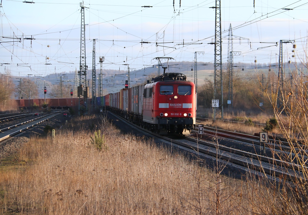 151 032-0 mit Containerzug in Fahrtrichtung Süden. Aufgenommen am 14.02.2014 in Eichenberg.