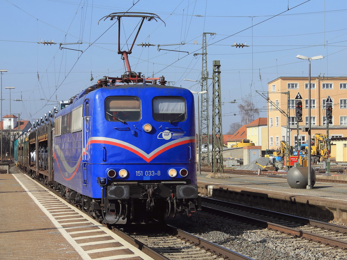 151 033-8 mit einem Autotransportzug durchfährt Ansbach am 16. März 2017.
