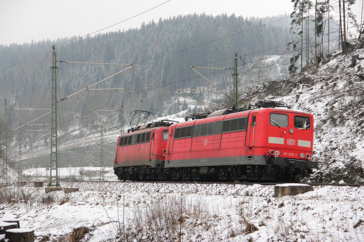 151 035-3 gezogen von 139 314-9 im Frankenwald bei Steinbach am 24.01.2015.