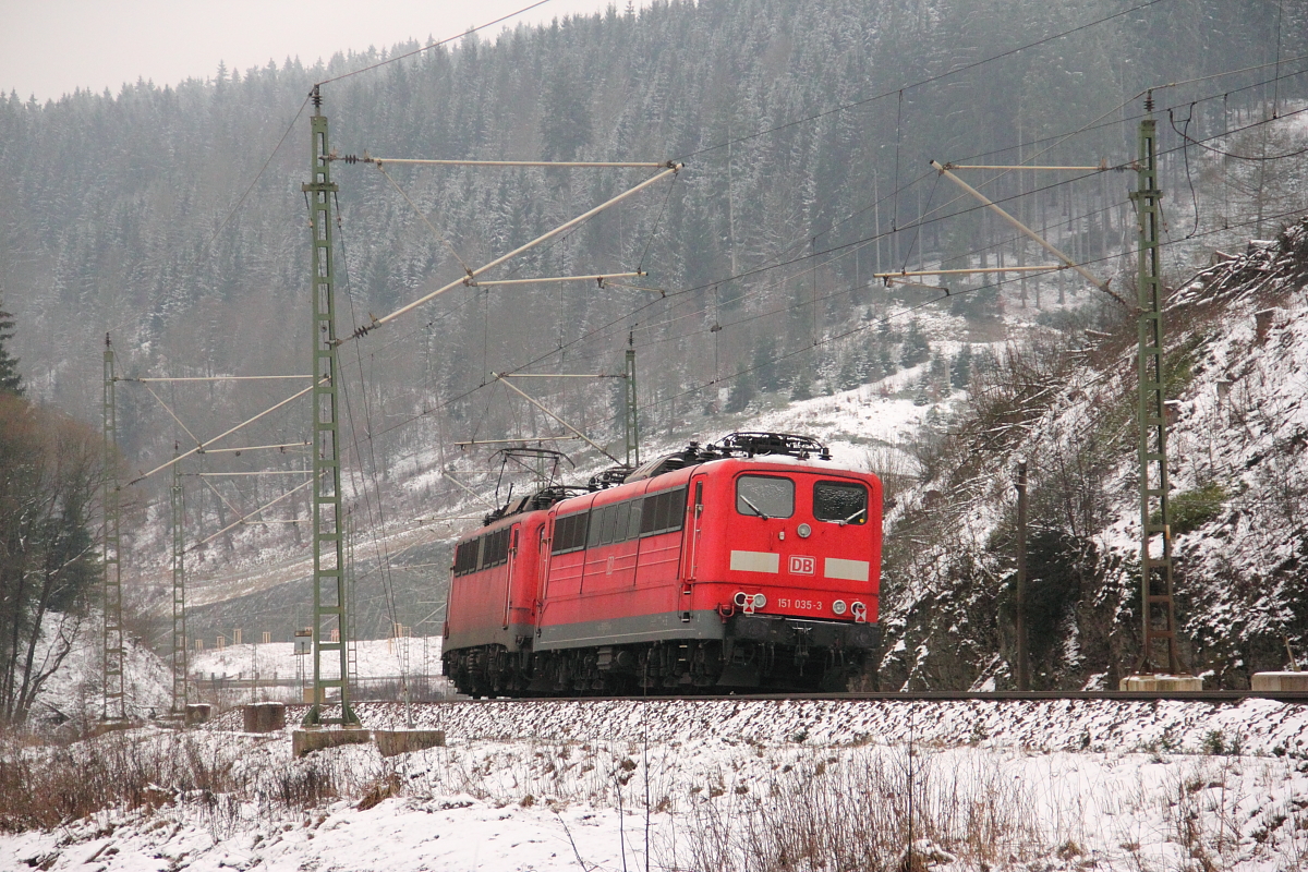 151 035-3 gezogen von 139 314-9 im Frankenwald bei Steinbach am 24.01.2015.
