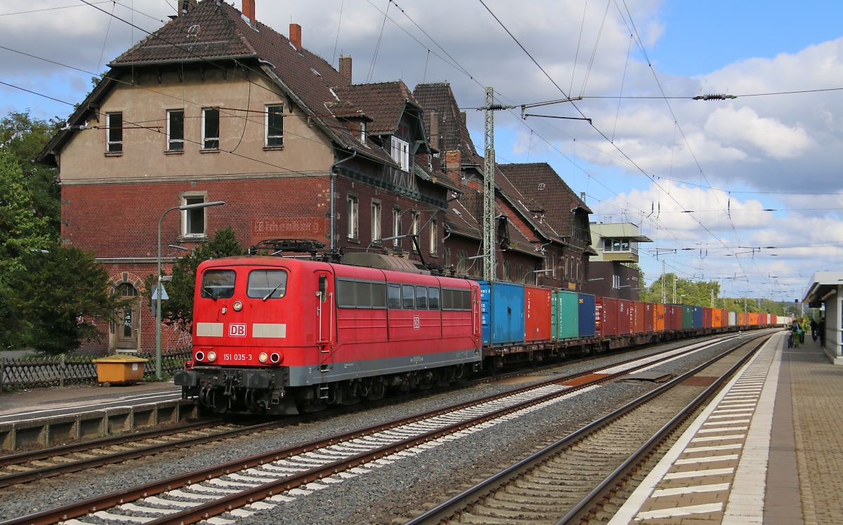 151 035-3 mit Containerzug in Fahrtrichtung Süden. Aufgenommen am 27.09.2015 in Eichenberg.