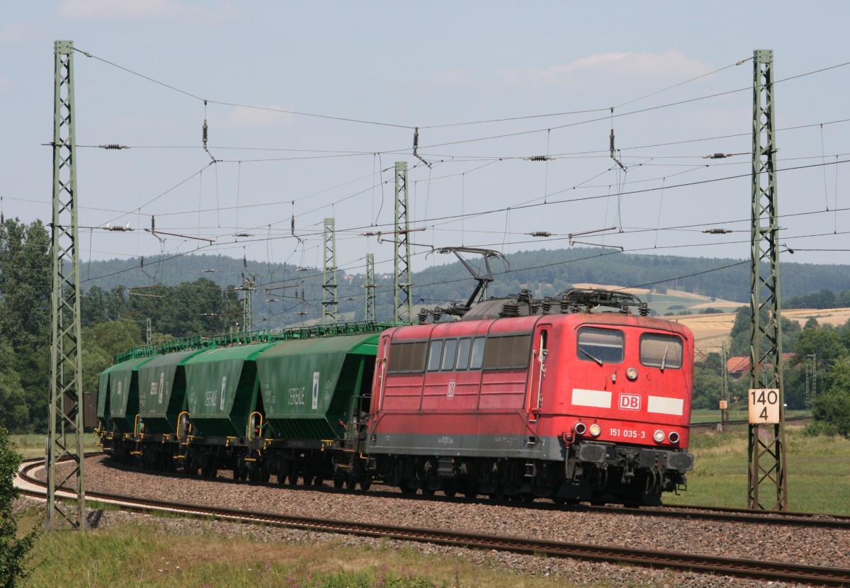 151 035 mit CS 60825 (Heringen–Hanau) am 20.07.2010 in Haunetal-Neukirchen