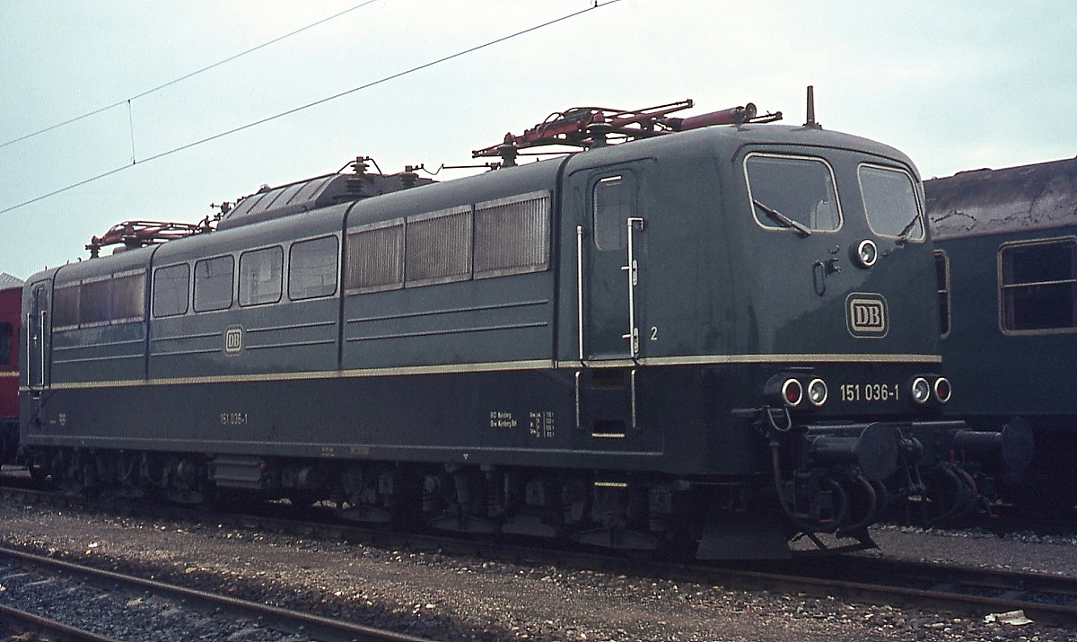 151 036-1 Anfang Januar 1975 im Bw München Ost. Zum Zeitpunkt der Aufnahme stand die Lok gerade erst einmal 7 Monate im Dienst. 
