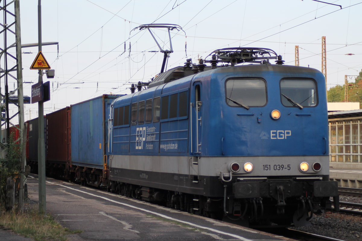 151 039 mit einem Containerzug in Eichenberg. Aufgenommen am 22.08.2018.