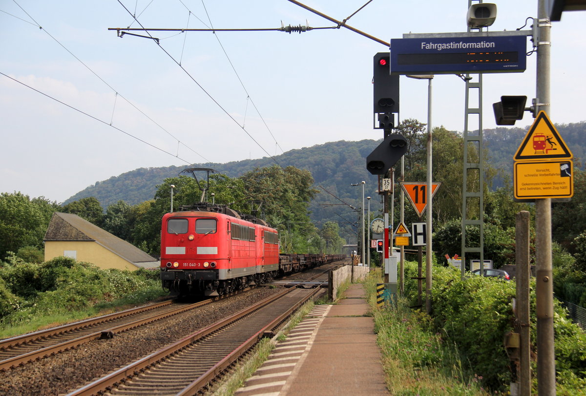 151 040-3 und 151 132-8 eide von DB-Railpool kommen mit einem Coilleerzug aus  Andernach-Gbf(D) nach Oberhausen-West(D)  und kammen aus Richtung Andernach und fuhren durch Namedy in Richtung Bonn,Köln. 
Aufgenommen vom Bahnsteig 2 in Namedy. 
Bei Sommerwetter am Nachmittag vom 17.8.2018.