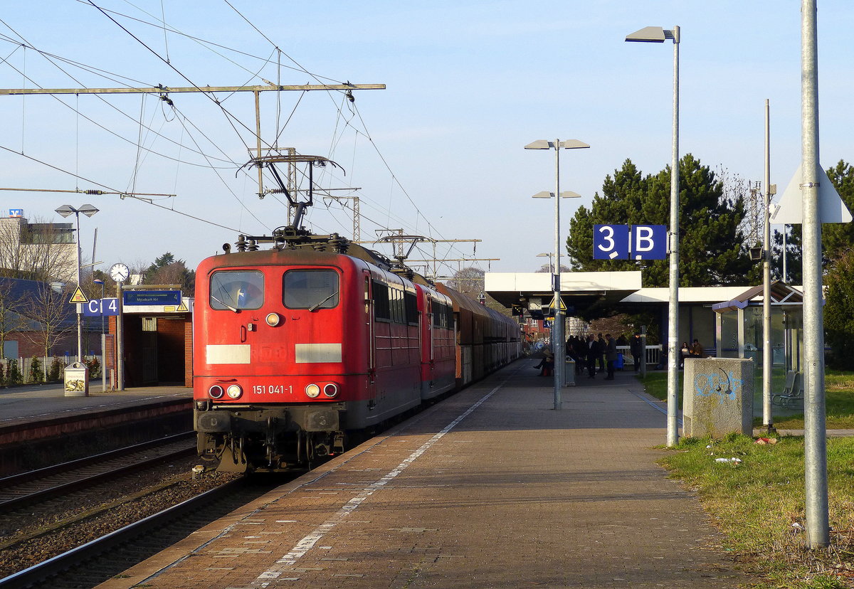 151 041-1 und 151 046-0 beide von Railpool   kommen als Umleiter durch  Rheydt-Hbf mit einem langen Kohlenzug aus dem Ruhrgebiet nach Dillingen-an der Saar und fahren in Richtung  Grevenbroich,Köln. 
Aufgenommen vom Bahnsteig 3 in Rheydt-Hbf.
Bei Sonnenschein am Kalten Nachmittag vom  17.2.2018.