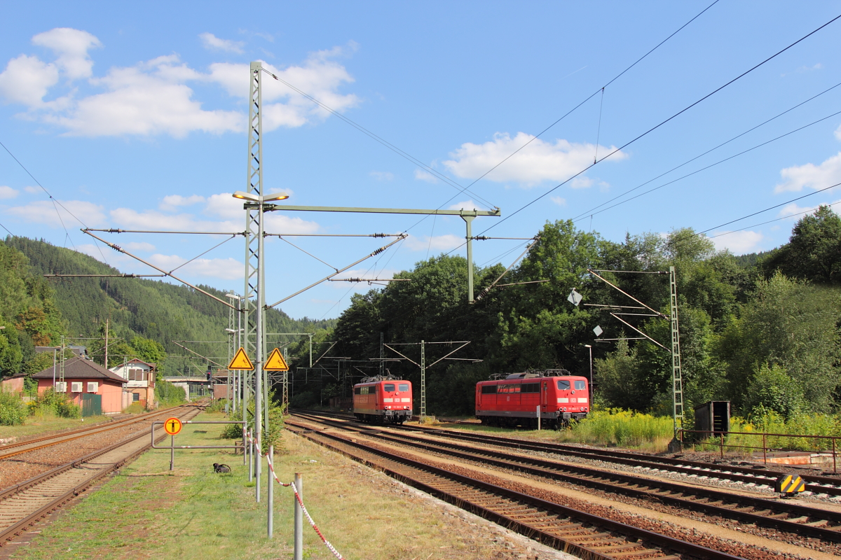 151 043-7 und 151 166-6 DB Cargo in Probstzella am 07.08.2017.