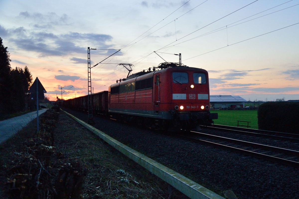 151 043-7 kam zu schon vorgerückter Stunde bei Gubberath an den Bü Fürtherhecke heran gefahre mit jeder Menge offenen Vierachsern am Haken. Sie ist von Rheydt kommend in Richtung Köln unterwegs. 24.2.2016