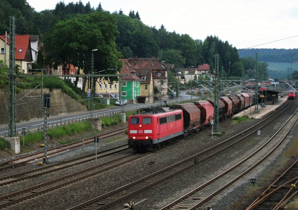 151 046-0 zieht am 24.Mai 2014 einen gemischten Gterzug durch Kronach in Richtung Lichtenfels.