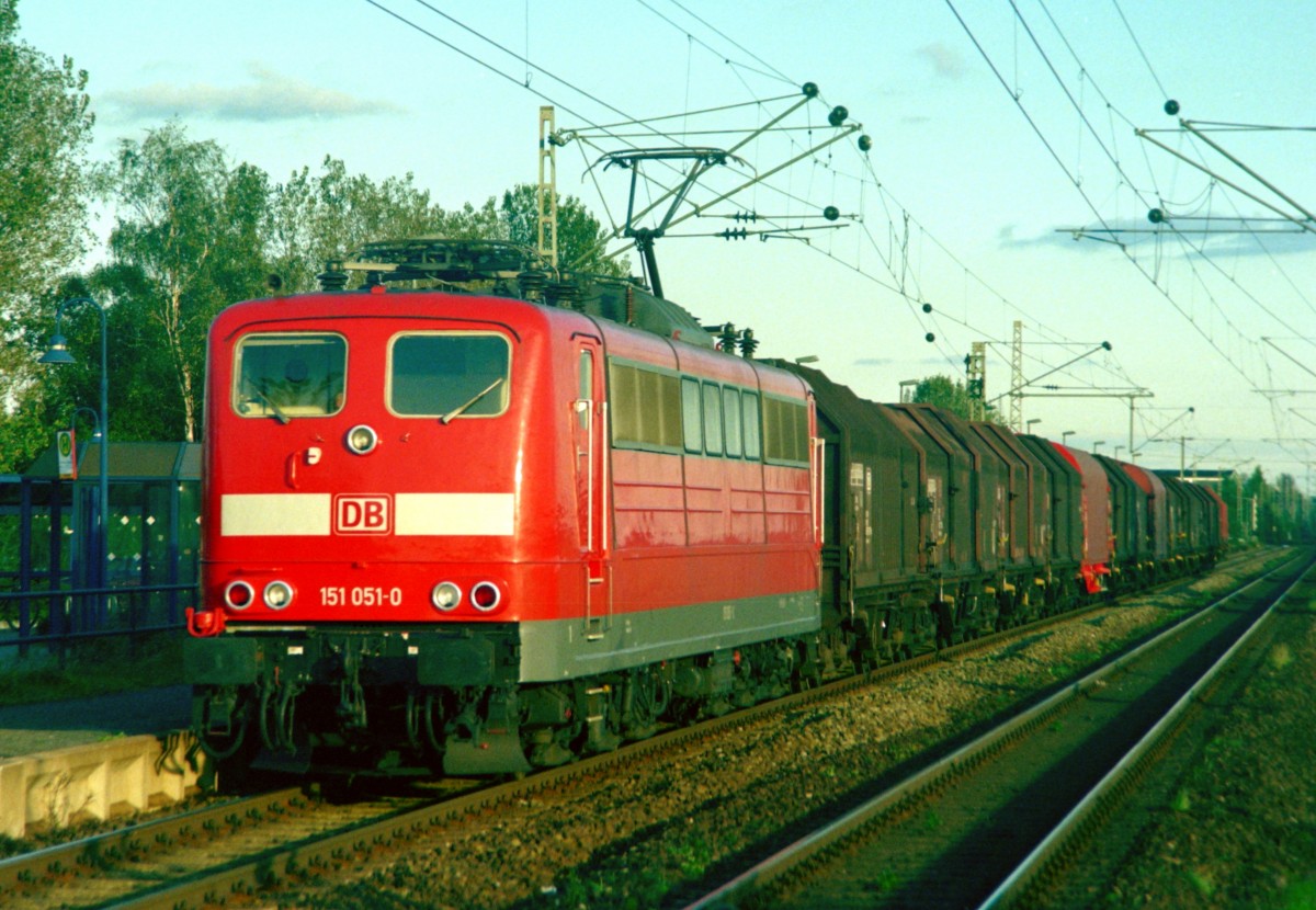 151 051 mit Gterzug Richtung Hannover am 27.09.2002 in Vhrum (Aufnahme vom Bahnbergang)