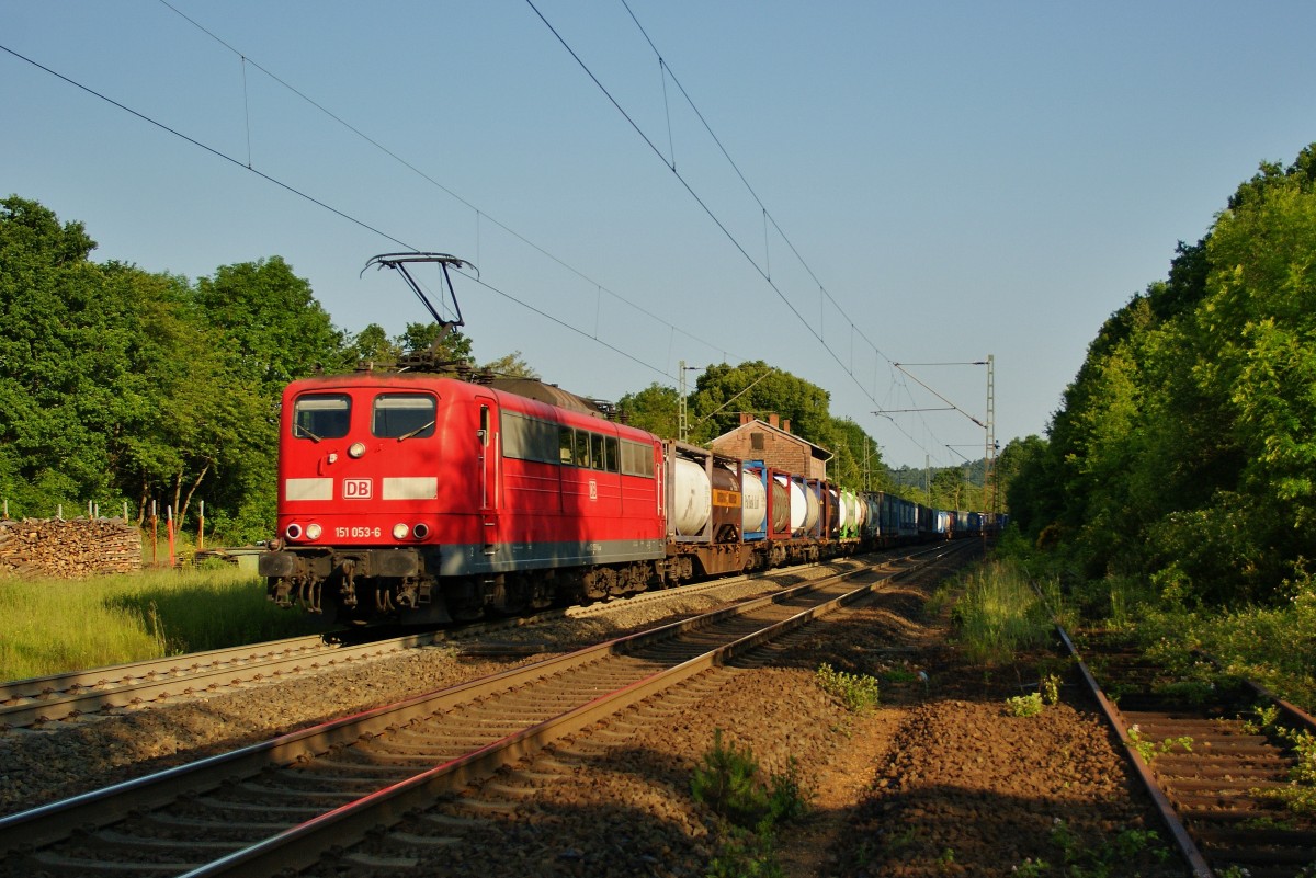 151 053-6 ist mit einen Aufliegerzug Richtung Süden am 03.06.14 bei Vollmerz unterwegs.