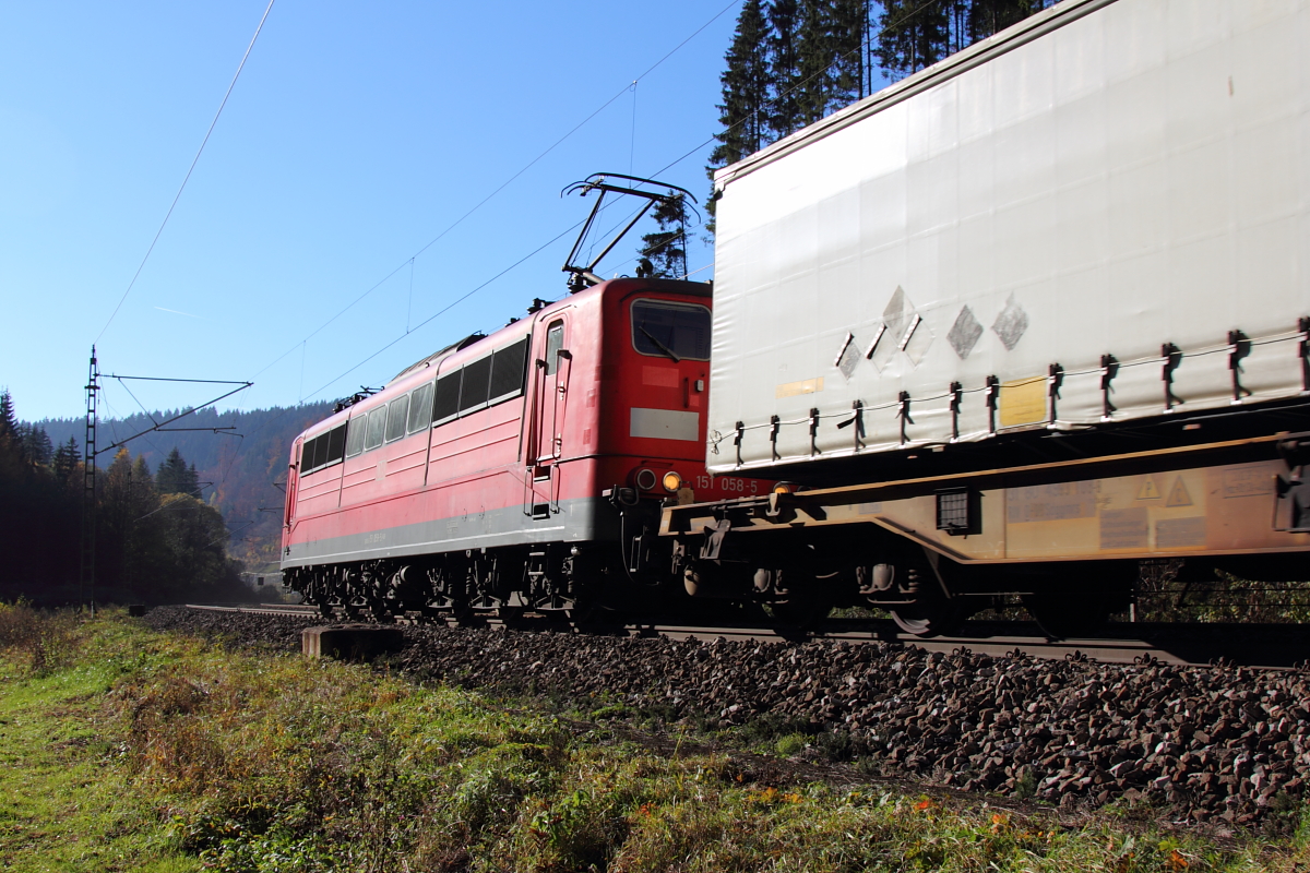 151 058-5 DB Schenker unterwegs als Schiebelok im Frankenwald bei Steinbach am 03.11.2015.
