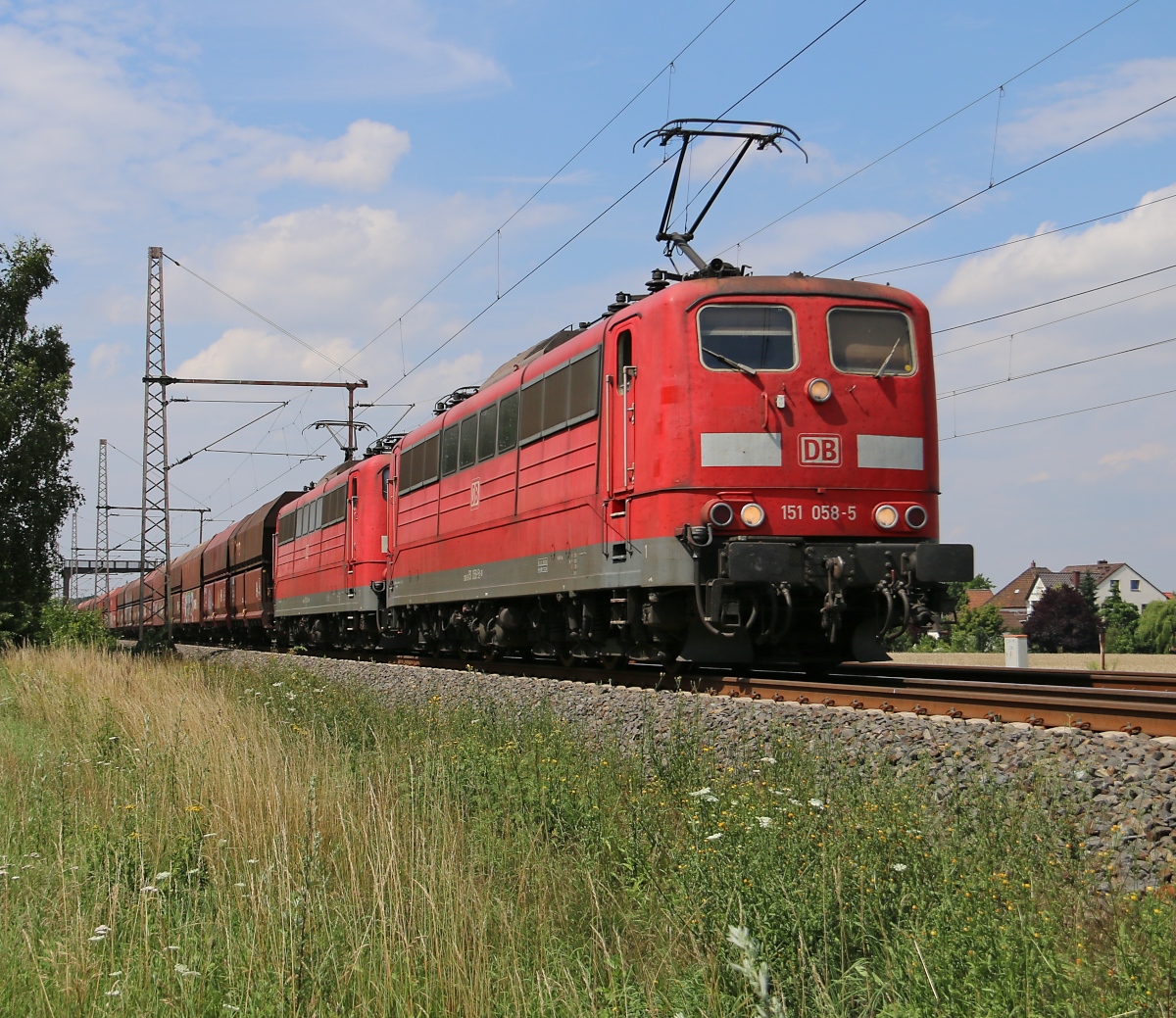 151 058-5 in Doppeltraktion mit 151 052-8 und Facns-Ganzzug in Fahrtrichtung Seelze. Aufgenommen in Dedensen-Gümmer am 24.07.2015.