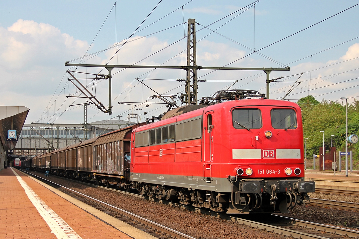 151 064-3 bei der Durchfahrt des Bahnhofs Kassel Wilhelmshöhe über Gleis 5 Richtung Süden. 29.04.2014