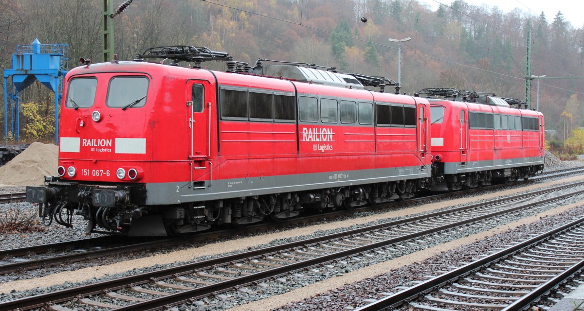 151 067-7 und 151 126-0 stehen am 04.11.2013 in Probstzella und warten auf den nchsten Einsatz. 