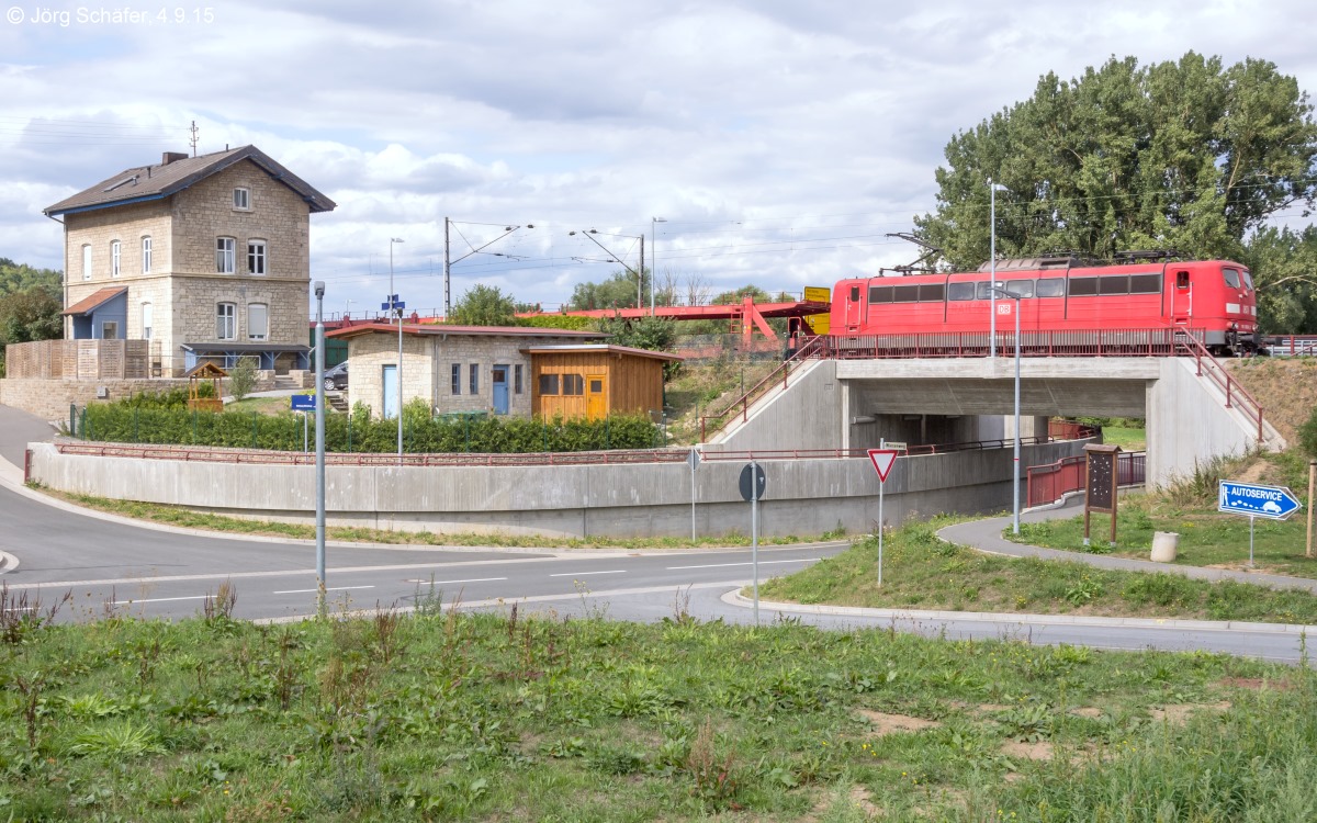 151 078 erreichte am 4.9.15 mit ihrem Güterzug die neue Bahnbrücke beim Bahnhof Goßmannsdorf. Sie dient auch als Unterführung zum Bahnsteig Richtung Würzburg.
