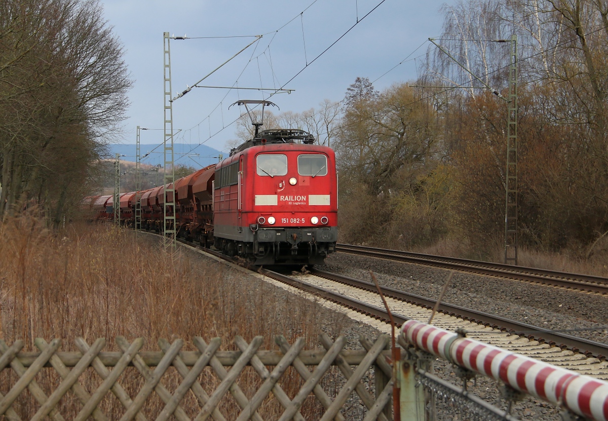 151 082-5 mit Kali-Zug gen Süden. Aufgenommen am 19.02.2014 in Wehretal-Reichensachsen.