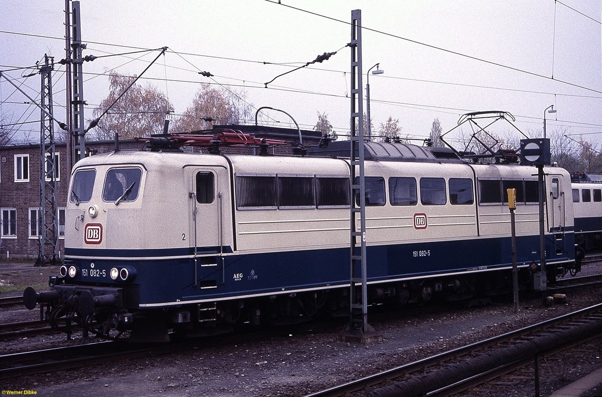 151 082 im Betriebswerk Bebra - 01.11.1993