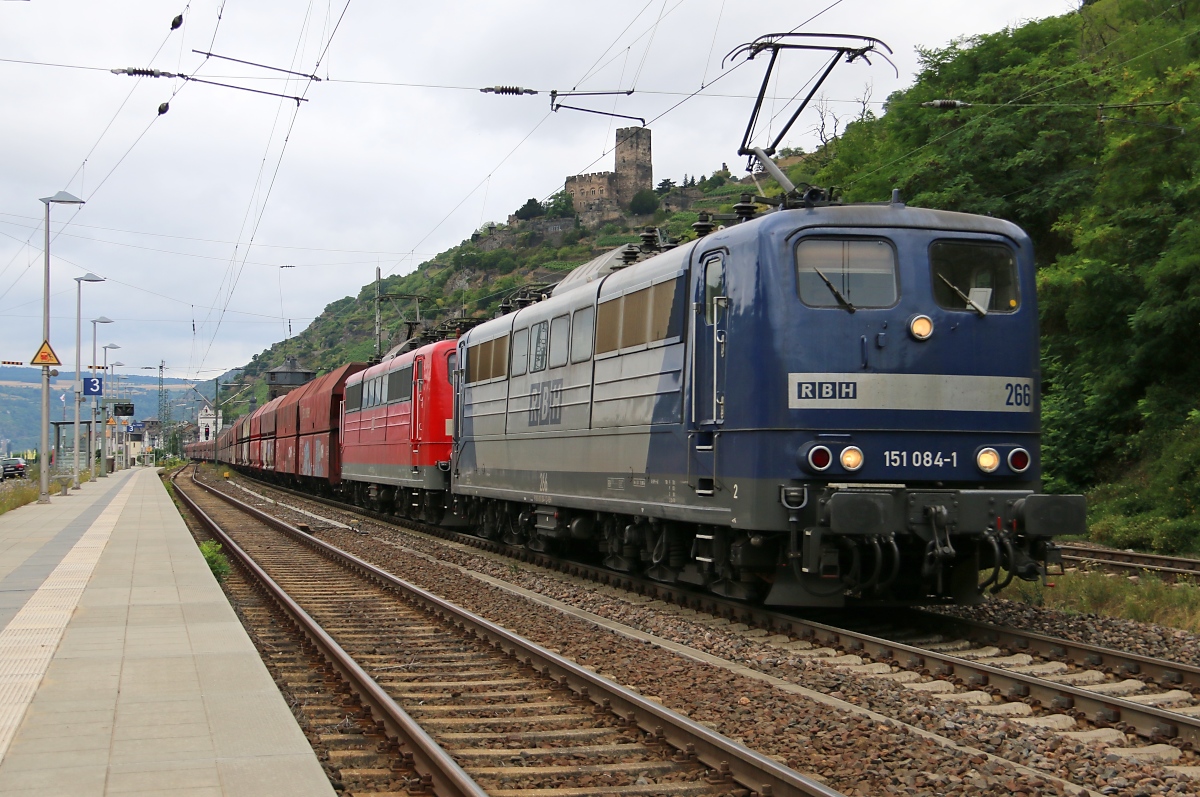 151 084-1 (RBH 266) in Doppeltraktion mit der DB 151 012-1 und einem Erzzug in Fahrtrichtung Rüdesheim. Aufgenommen in Kaub am Rhein am 14.07.2015