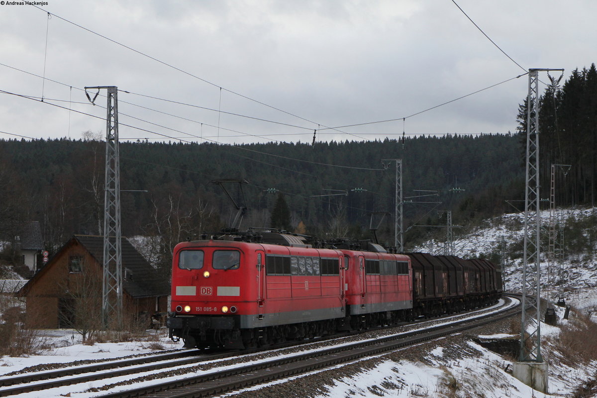 151 085-8 und 151 062-7 mit dem EZ 68244 (Villingen(Schwarzw)-Offenburg Gbf) bei Sommerau 14.12.17