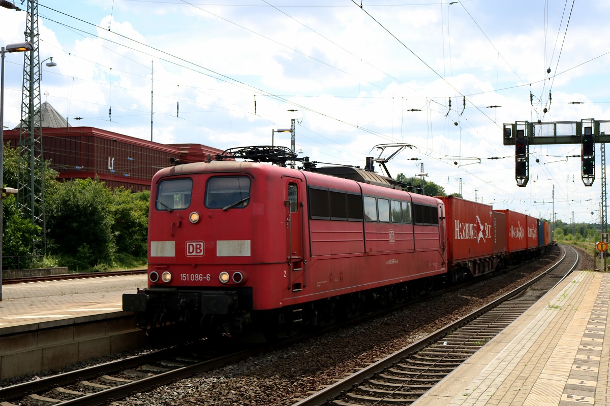 151 086-6 DB als Containerzug durchfährt den Bahnhof Lüneburg auf der Bahnstrecke Hannover–Hamburg (KBS 110) Richtung Hamburg. [6.7.2017 - 12:01 Uhr]