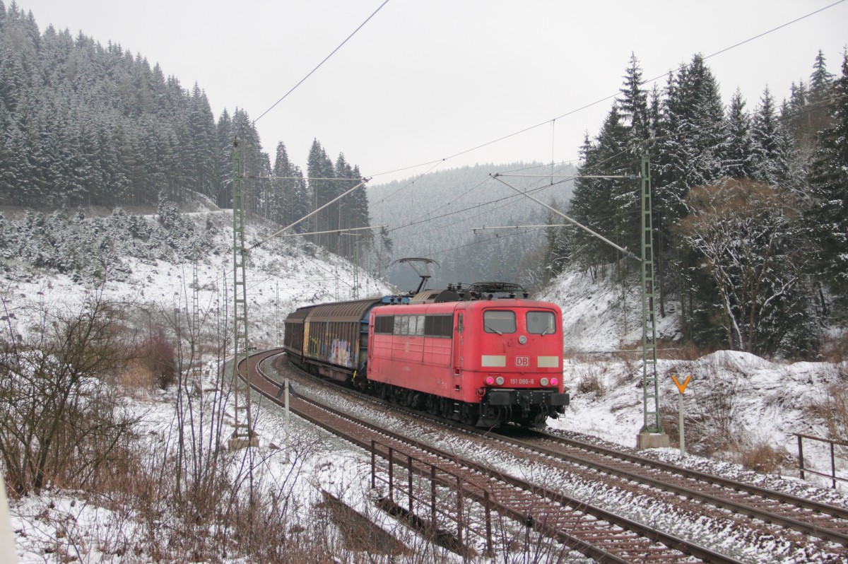 151 086-6 DB Schenker schiebt einen Gterzug ber die Frankenwaldrampe bei Steinbach am 24.01.2015.