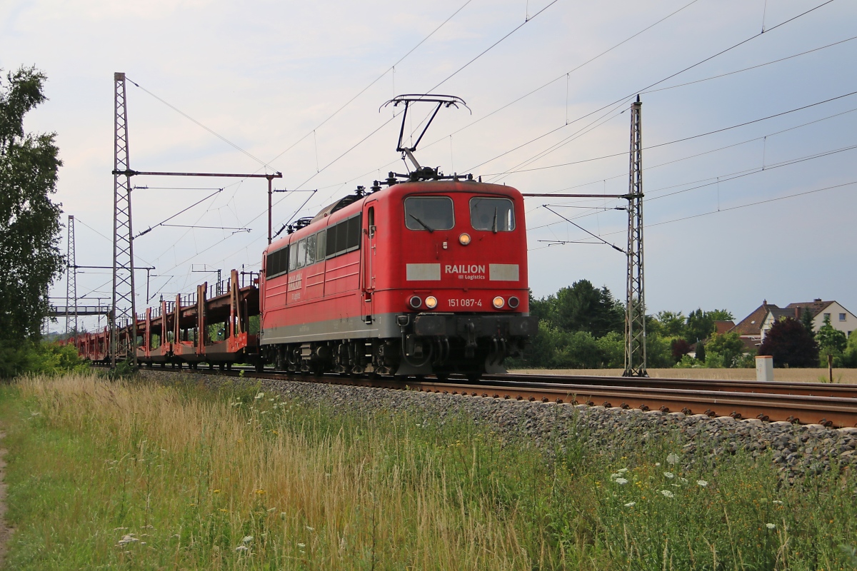 151 087-4 mit leeren Autotransportwagen in Fahrtrichtung Seelze. Aufgenommen am 24.07.2015 in Dedensen-Gümmer.