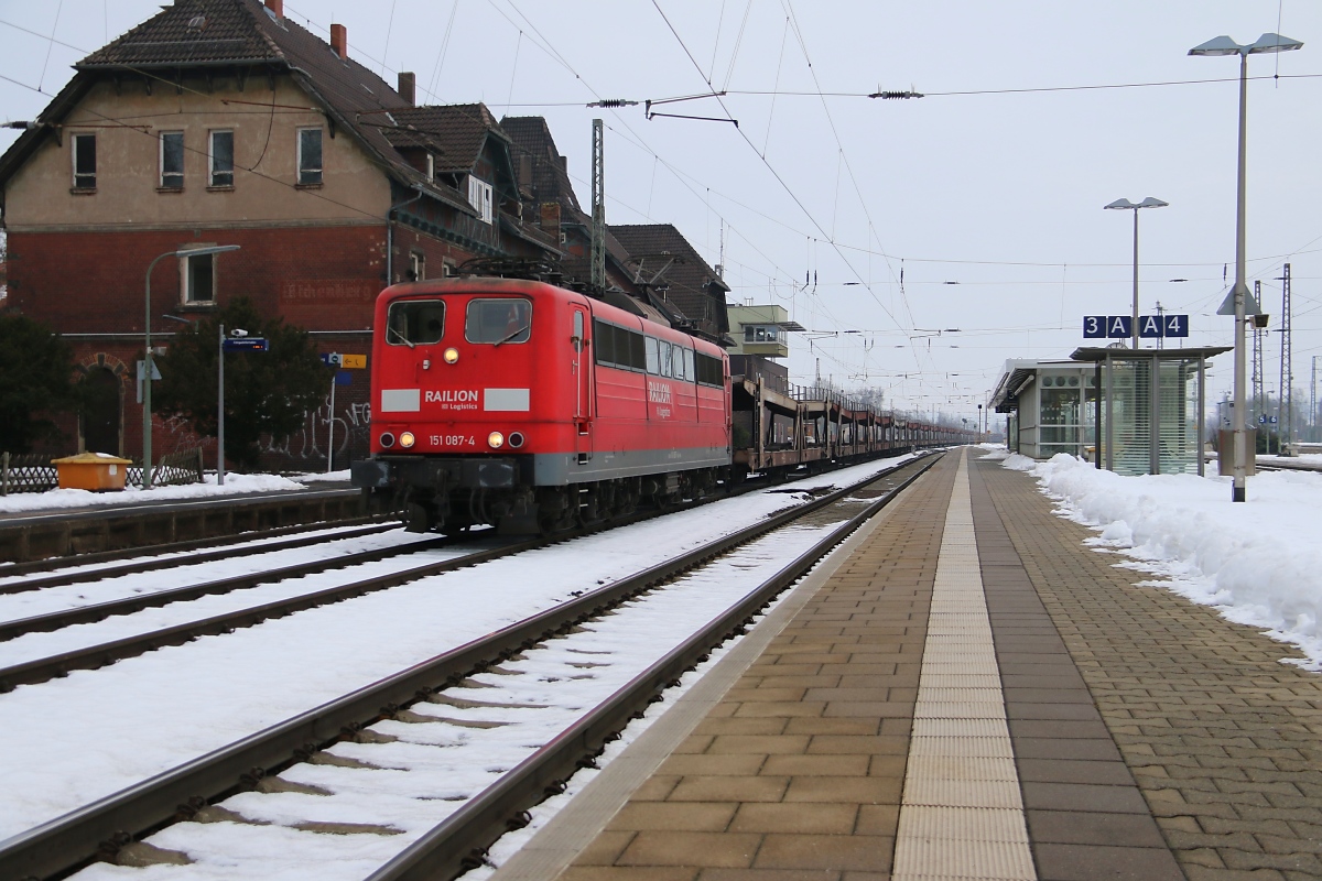151 087-4 mit leeren Autotransportwagen in Fahrtrichtung Süden. Aufgenommen am 01.02.2014 in Eichenberg.