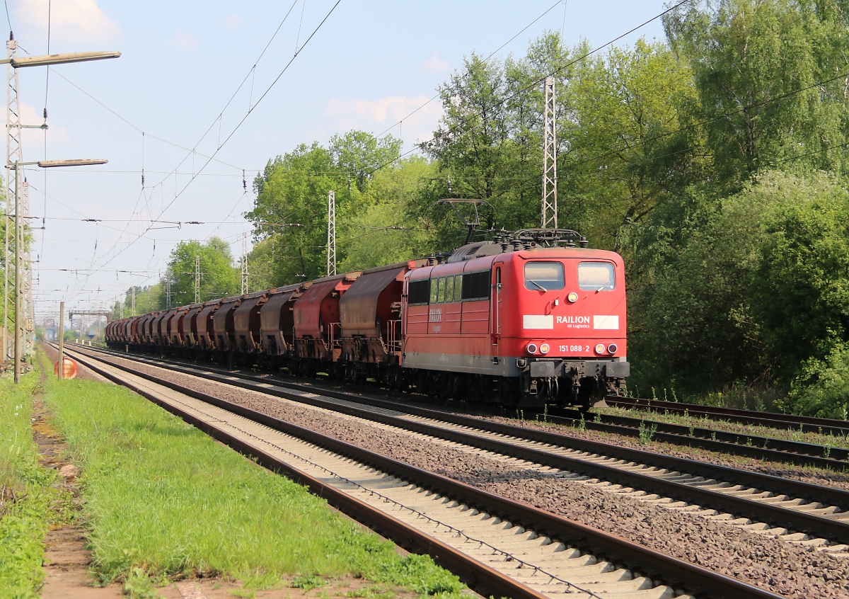 151 088-2 mit Kaliwagen in Fahrtrichtung Wunstorf. Aufgenommen in Dedensen-Gümmer am 29.04.2014.
