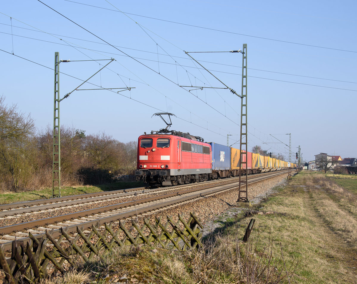 151 088 mit dem Gartner KLV in Richtung Karlsruhe.(Graben-Neudorf 24.2.2018).