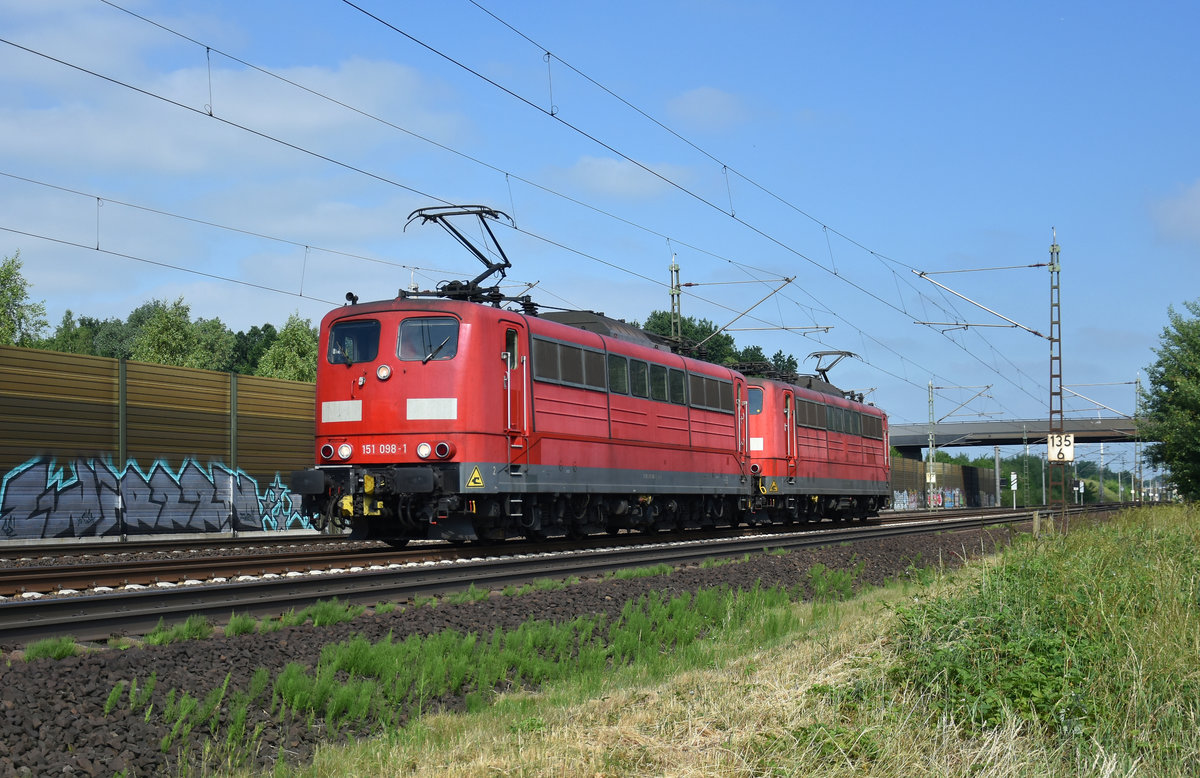 151 098-1 und 151 113-8 solo und in Doppeltraktion unterwegs in Richtung Lüneburg. Höhe Bardowick, 05.06.2018.