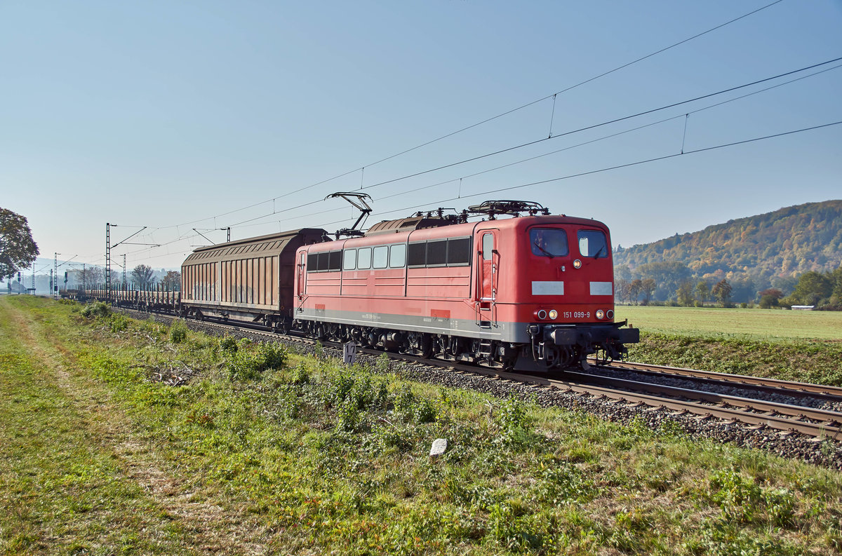 151 099-9 mit kurzen Güterzug bei Retzbach-Zellingen am 10.10.2018 zu sehen.