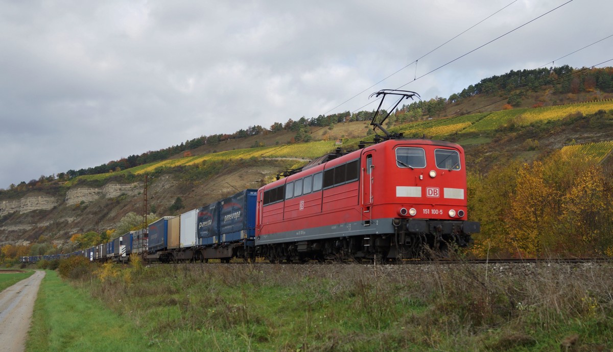 151 100-5 mit einen Aufliegerzug am 24.10.13 Richtung Sden.