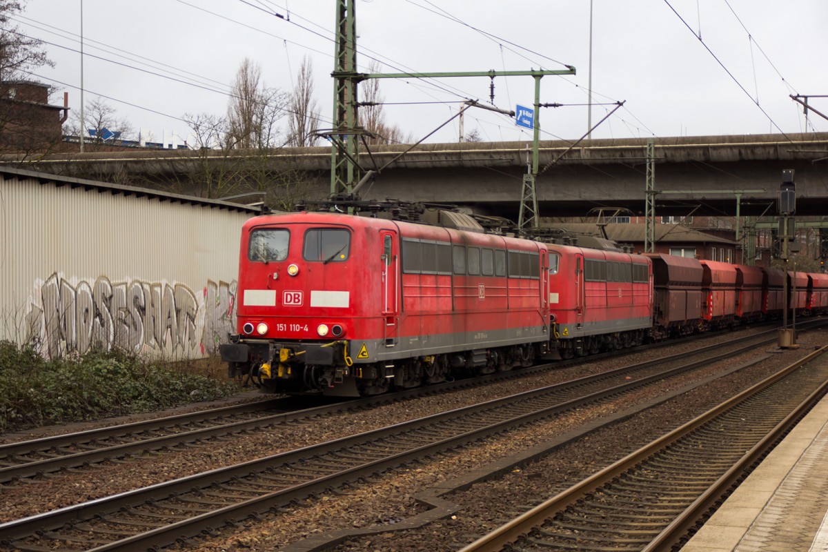 151-110-4 zieht mit ihrer Schwester den Kohlezug durch Hamburg-Harburg. 21.2.15