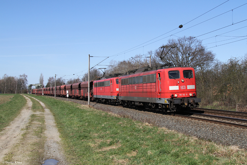 151 112 mit Güterzug am 01.04.2016 bei Peine.