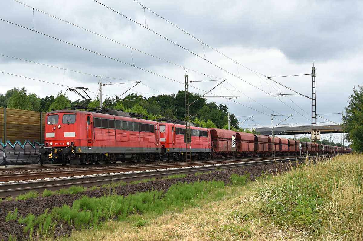 151 113-8 und 151 116-1 in Doppeltraktion mit dem täglichen Erzzug, kommend aus Richtung Hamburg. Höhe Bardowick, 12.06.2018.