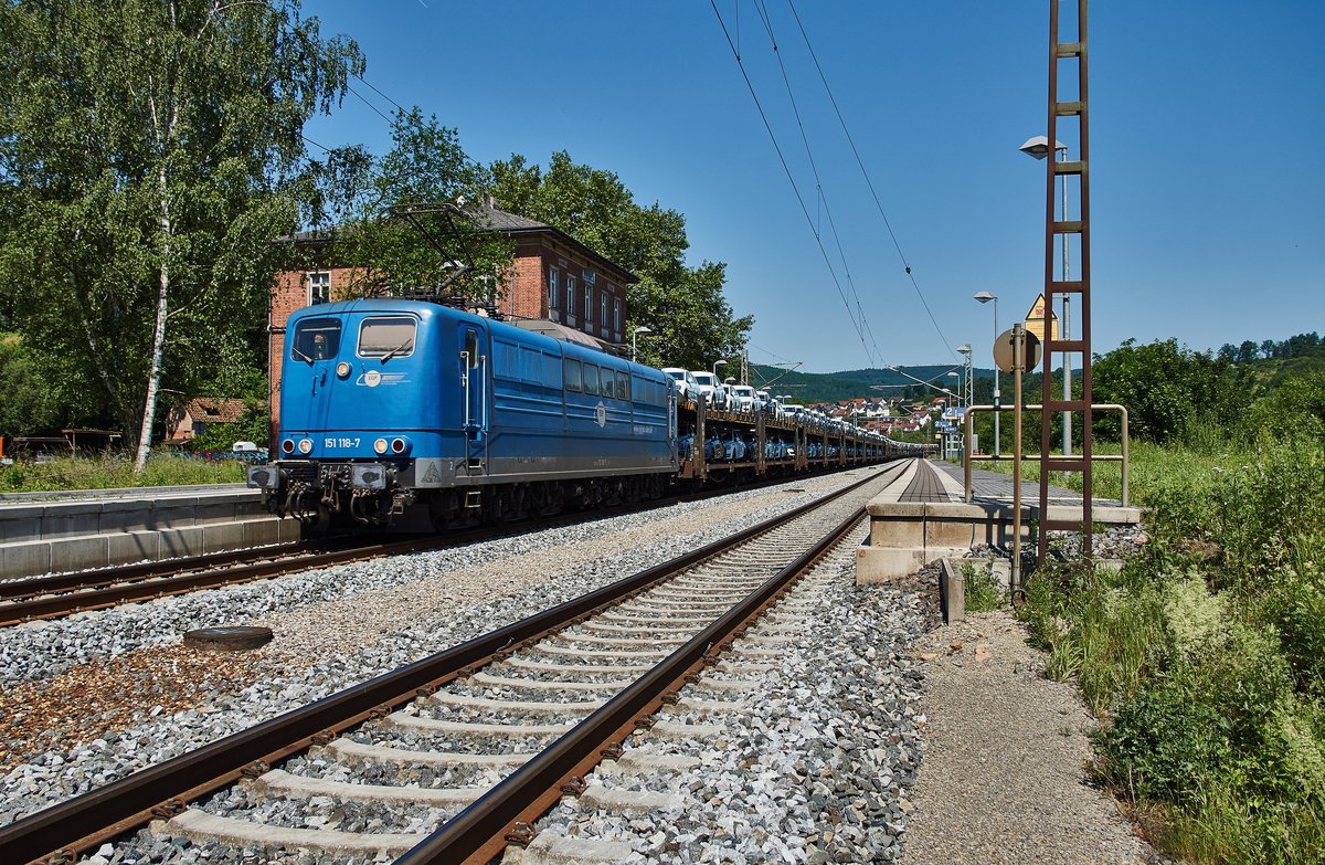 151 118-7 von der EPG passiert mit einen Autozug am 07.06.16 den Bhf. Riedeck und ist weiter in Richtung Gemünden/Main unterwegs.