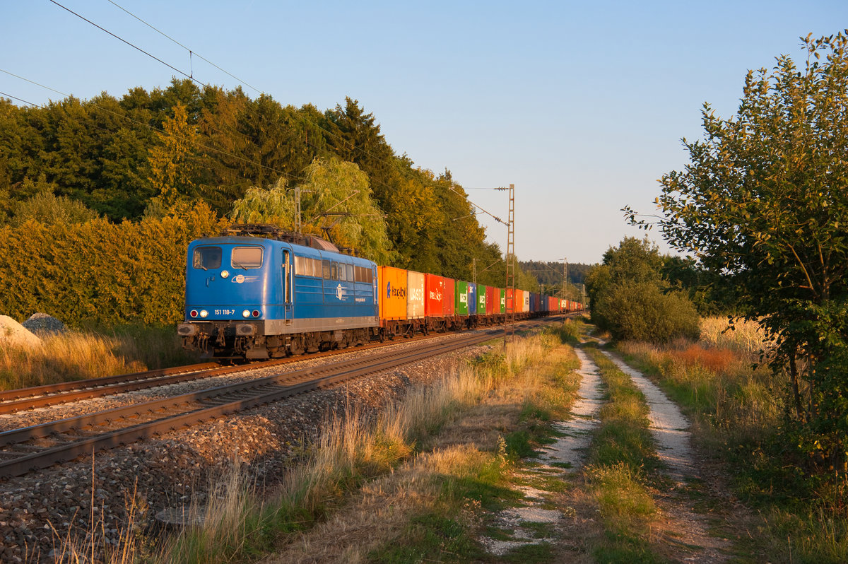 151 118 der EGP mit einem Containerzug aus Regensburg Ost Richtung Nürnberg bei Postbauer-Heng, 16.08.2018