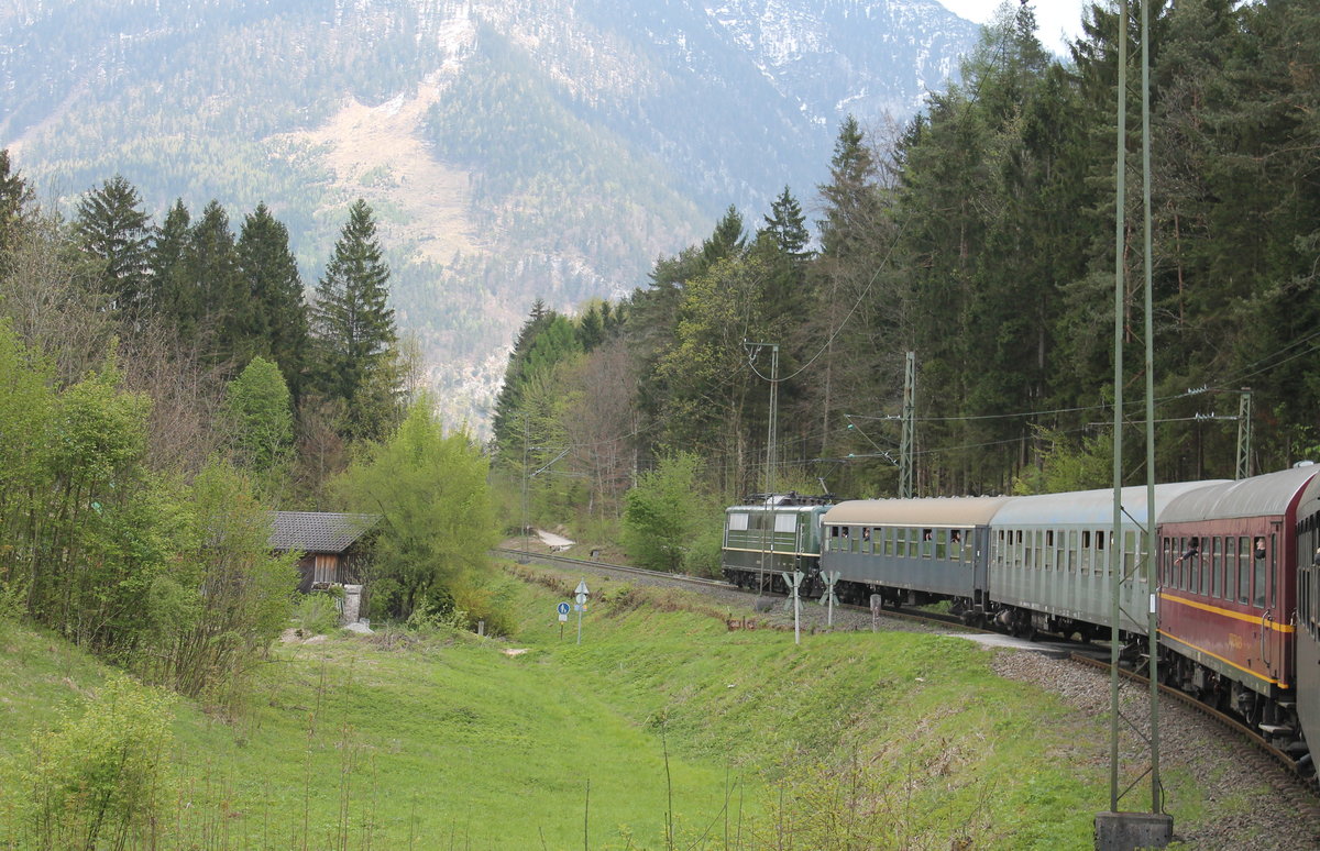 151 119-5 am 01.05.2017 auf der Steilstrecke von Freilassing nach Berchtesgaden. Am Haken hat sie einen ca 400t schweren 5 Wagenzug. Für so ein Kraftpaket kein Problem, mit flottem Tempo ging es bergan. Die Geschwindigkeit wurden nur durch die engen Kurvenradien gedrosselt.