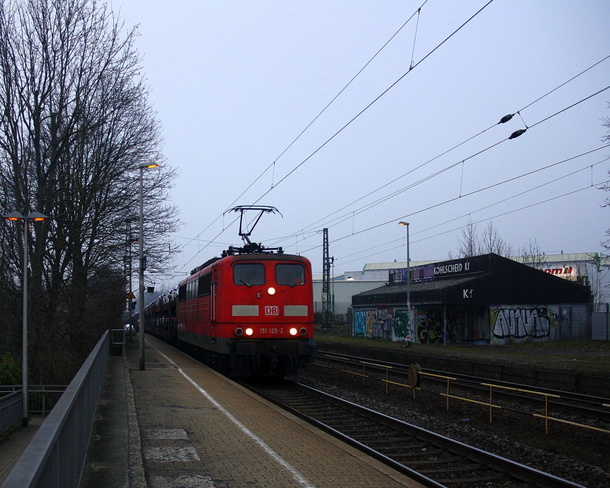 151 125-2 DB kommt durch Kohlscheid mit einem langen Audi-VW-Zug aus Osnabrück nach Kortenberg-Goederen(B) und fährt die Kohlscheider-Rampe hoch nach Aachen-West und fährt in Richtung Richterich,Laurensberg,Aachen-West.
Am abend vom 20.3.2015.